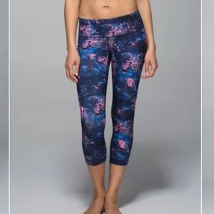 Lululemon~Crop Leggings~Size 4~Moody Mirage Bark Berry